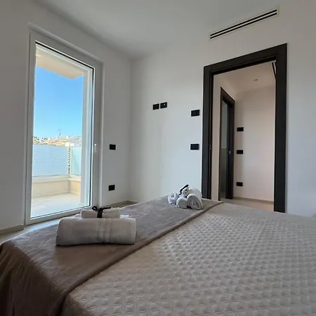 Modern Design Garage And Terrace With Sea View דירה