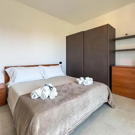 Modern Design Garage And Terrace With Sea View דירה