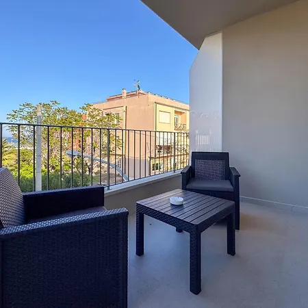 Modern Design Garage And Terrace With Sea View דירה *