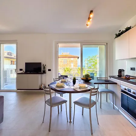 Modern Design Garage And Terrace With Sea View דירה